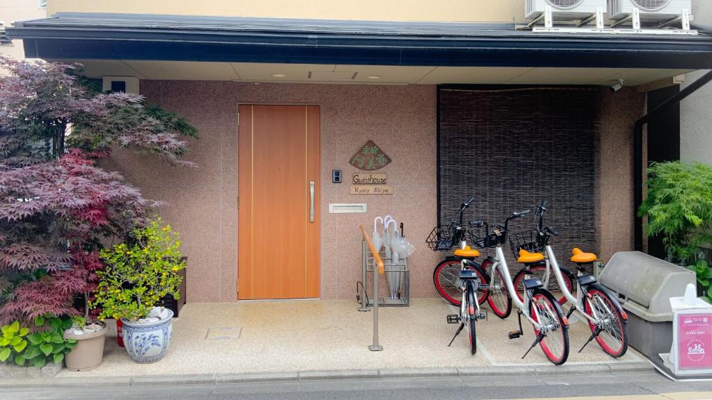 京都的住宿－京都阿美家，停在房子外的一群自行车