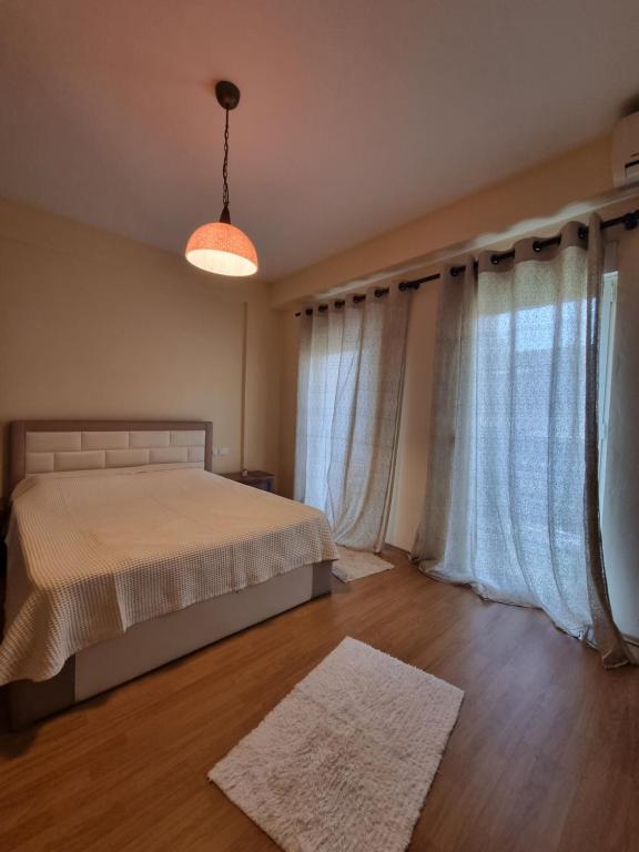Family Apartment in Center of Tirana房間的床