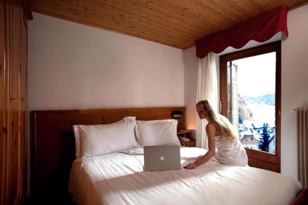 Postel nebo postele na pokoji v ubytování Hotel Miramonti Corvara