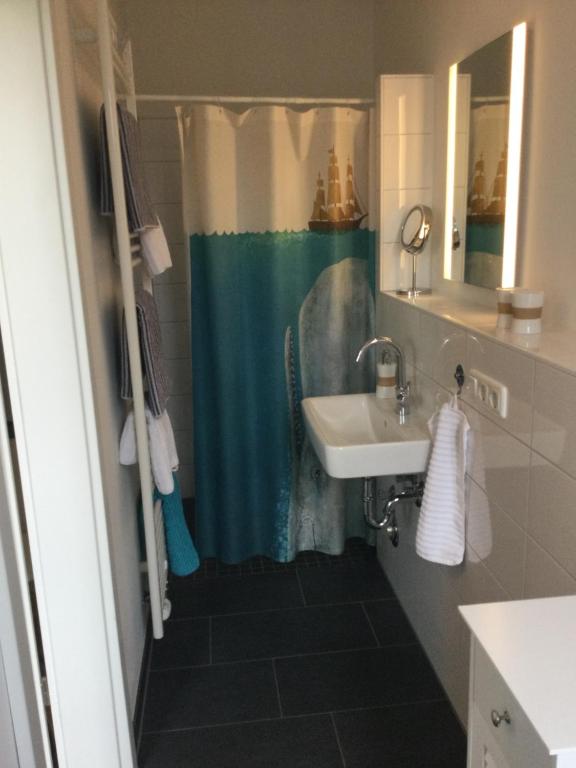 Koupelna v ubytování Ferienhaus Us lütt Hus und das Zimmer Linde im Haupthaus