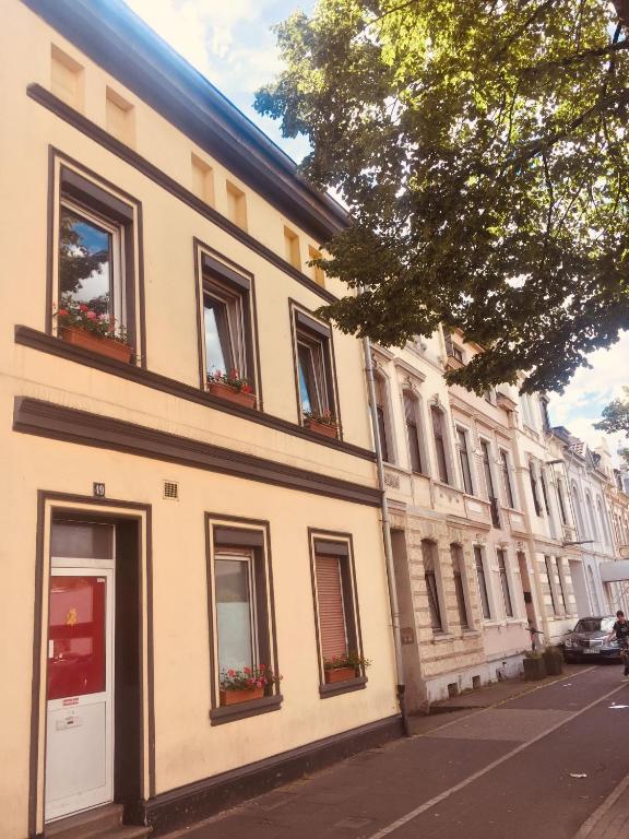 a building on the side of a street at A&S FerienwohnungenBonner str 49 in Bonn