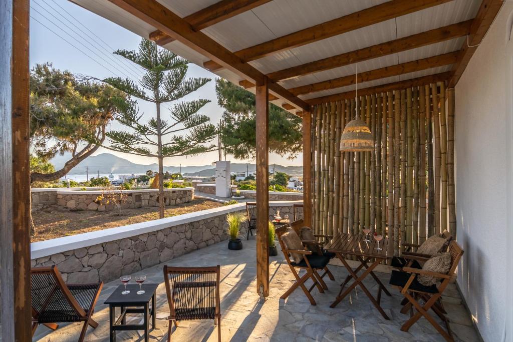 Balkón nebo terasa v ubytování Kallia's Suites Milos