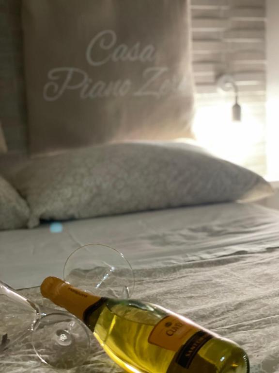 butelka wina na łóżku w obiekcie casa piano zero w mieście Neapol