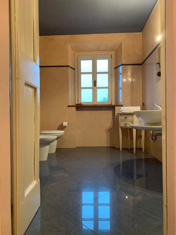 A bathroom at Borgo La Morra