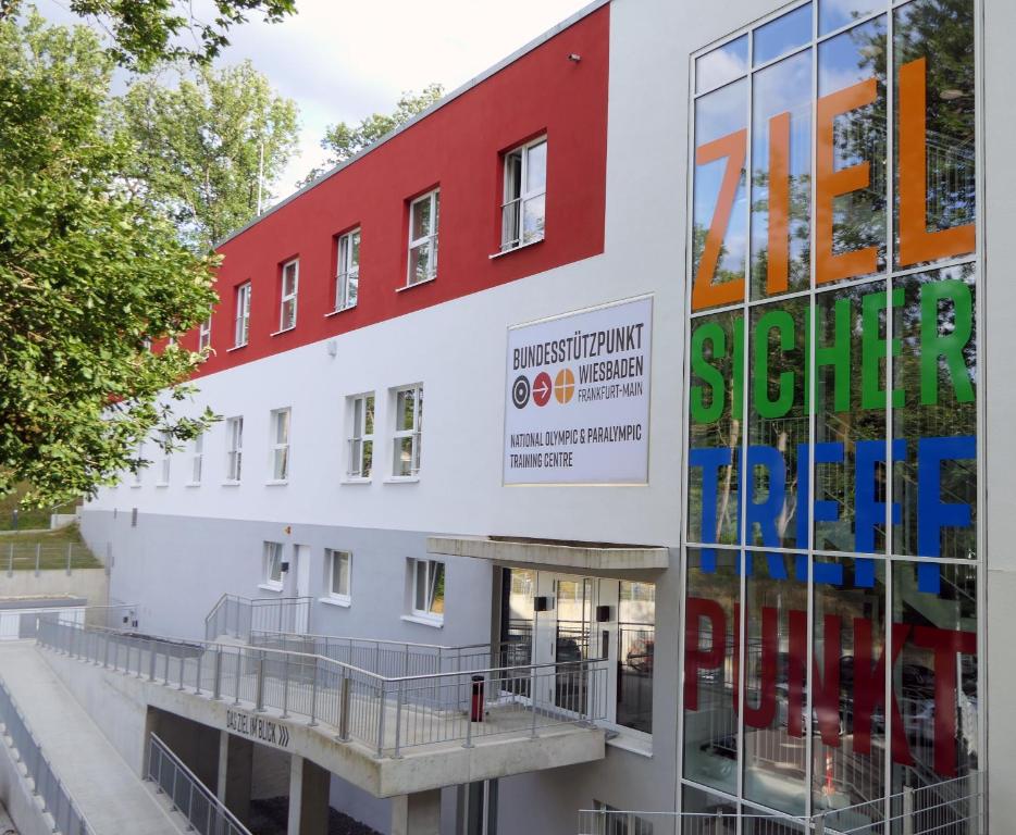 ein Gebäude mit einem Banner auf der Seite in der Unterkunft Sporthotel TREFF PUNKT in Wiesbaden