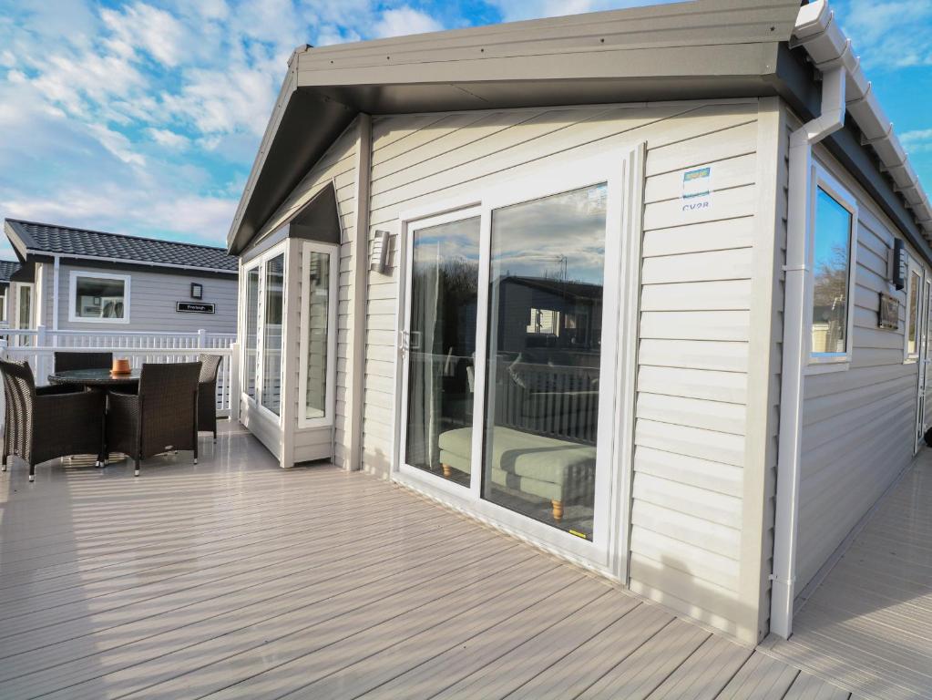 un gran edificio blanco con terraza en Broadland Sands Lodge, en Lowestoft