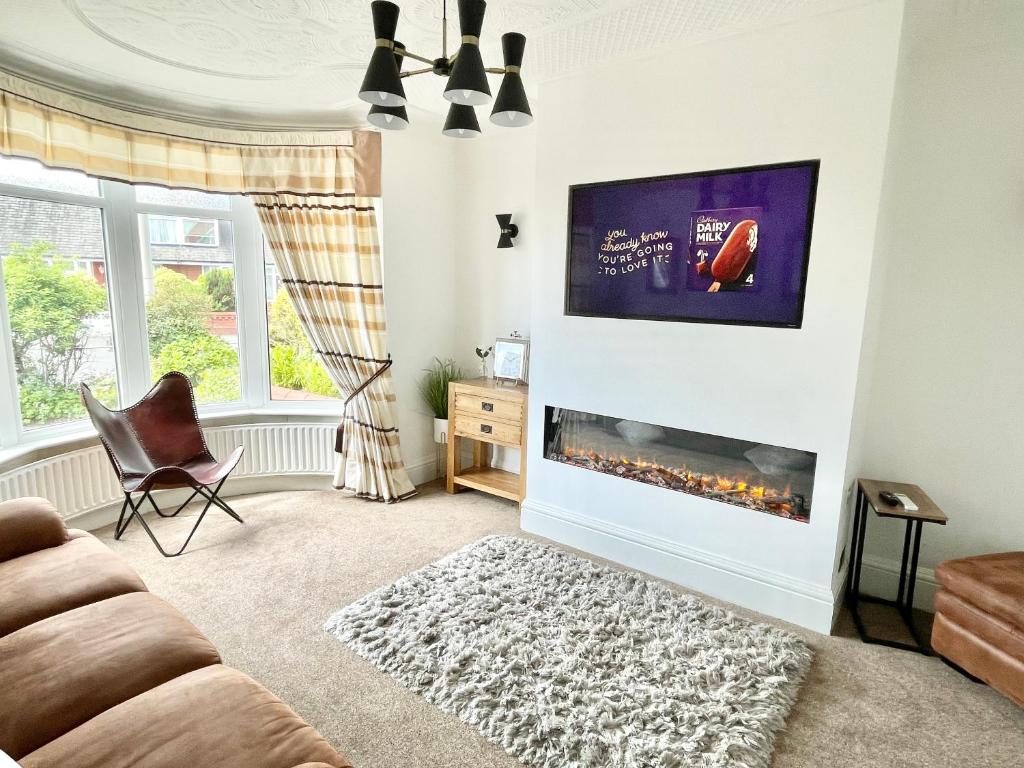 uma sala de estar com um sofá e uma lareira em Croyden villa em Blackpool