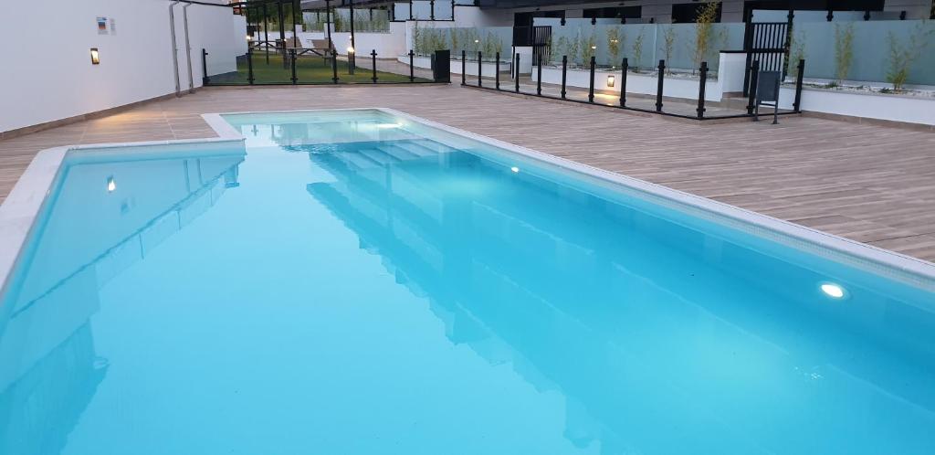 basen z niebieską wodą w budynku w obiekcie K-NELAS HOME muy cerca de la playa y del centro w mieście Sanxenxo