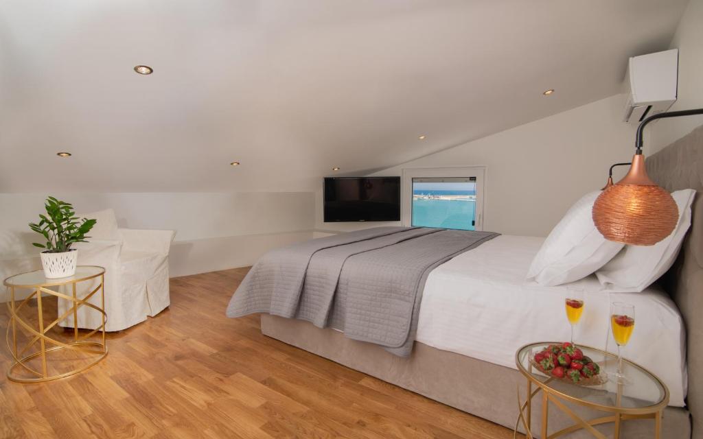 Minimal Loft with Sea View over Zakynthos Harbor! - 两居室公寓