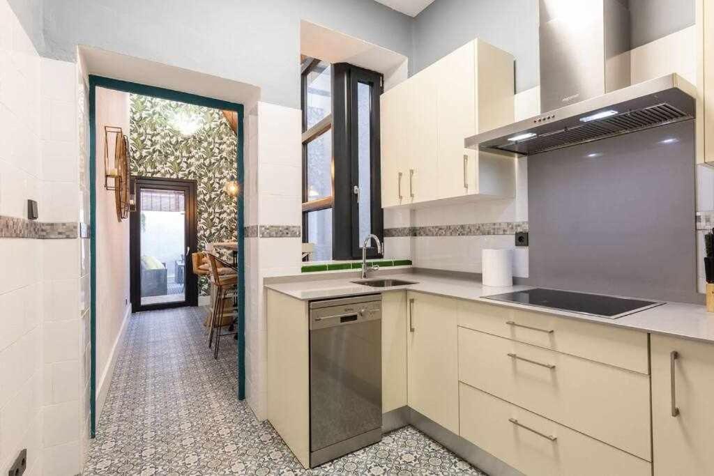 Kuchyň nebo kuchyňský kout v ubytování MonKeys Apartments Betis Chill Out