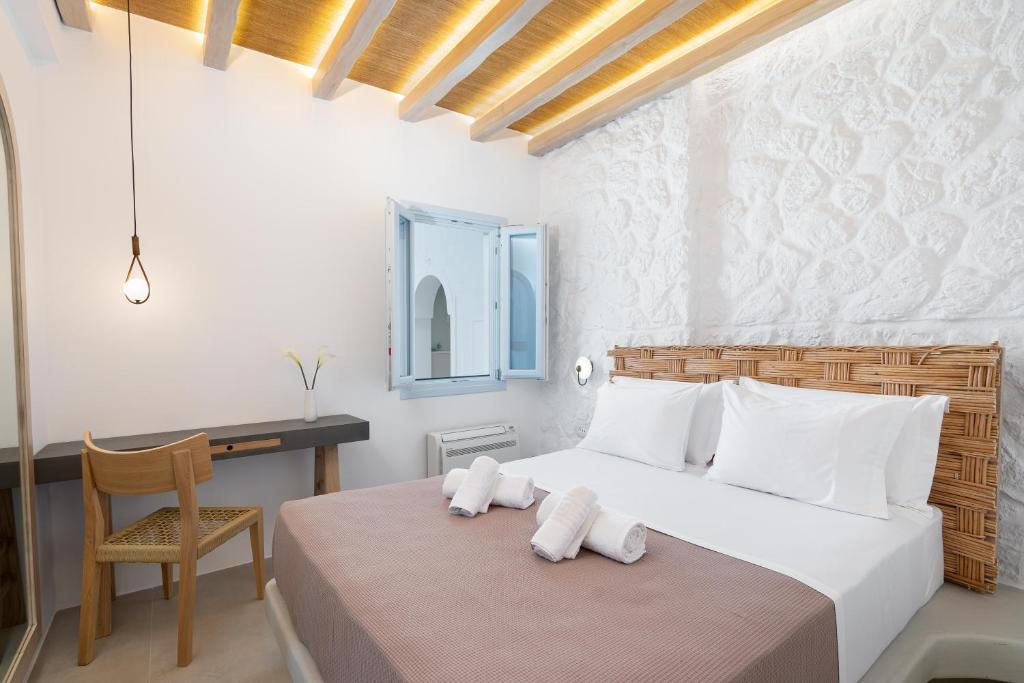 Łóżko lub łóżka w pokoju w obiekcie Airth Santorini Suites