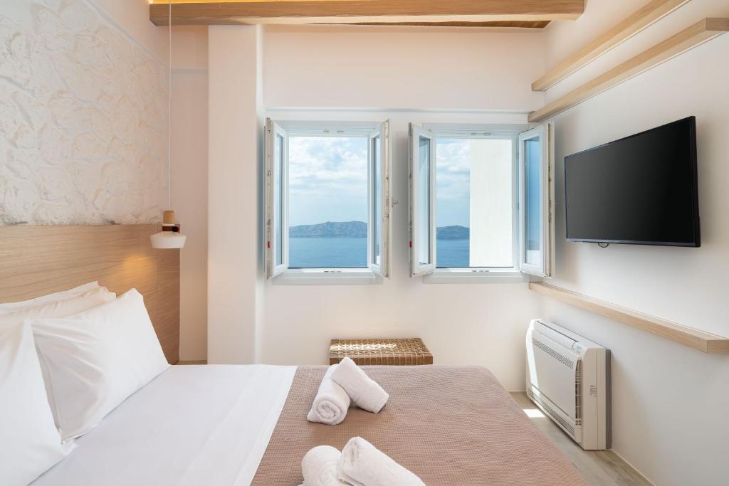 Łóżko lub łóżka w pokoju w obiekcie Airth Santorini Suites