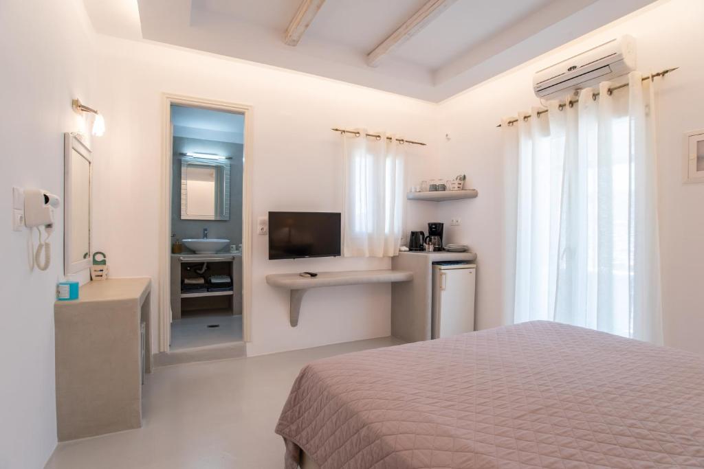 KrotiriBay adults - 18