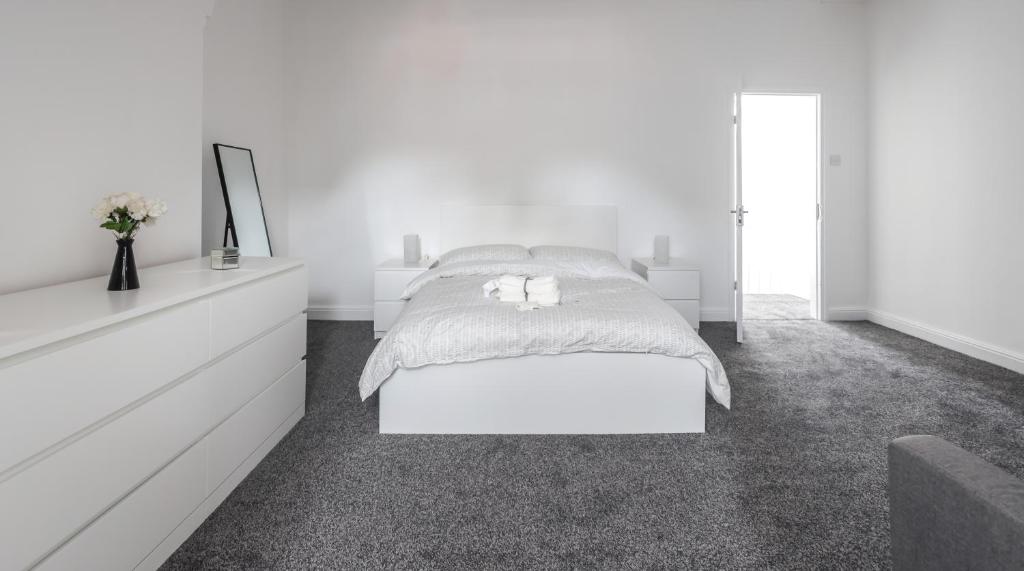 Postelja oz. postelje v sobi nastanitve Spacious 4 Bed House in Birmingham, Suitable for Contractors
