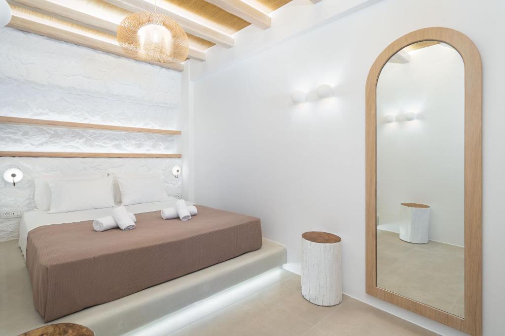 Łóżko lub łóżka w pokoju w obiekcie Airth Santorini Suites