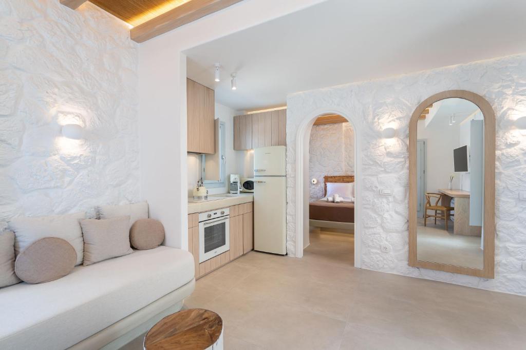 Kuchnia lub aneks kuchenny w obiekcie Airth Santorini Suites
