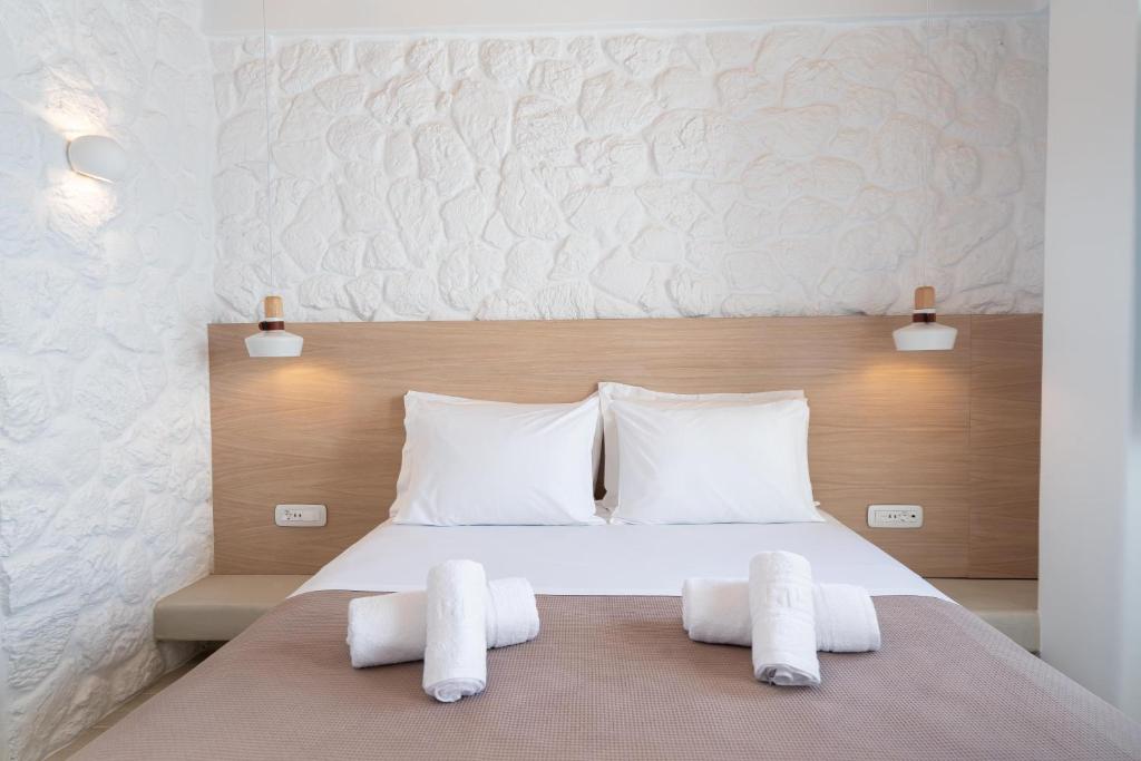 Łóżko lub łóżka w pokoju w obiekcie Airth Santorini Suites