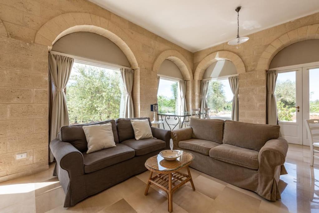 una sala de estar con un sofá y una mesa en Ulivo, en Monopoli