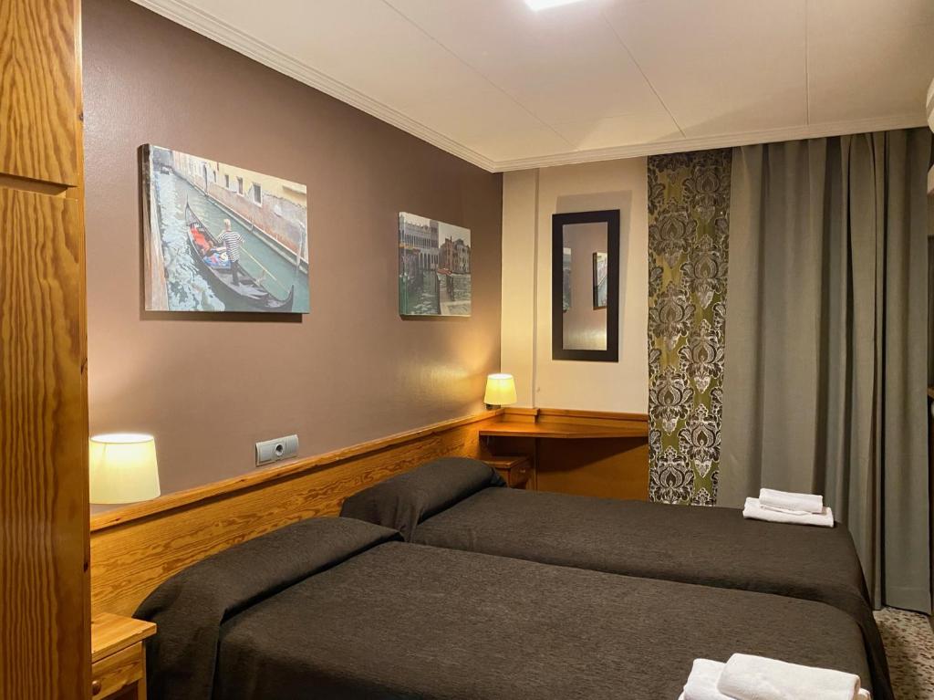 HOSTAL GALICIA CARDEDEU - Twin Room With Bathroom