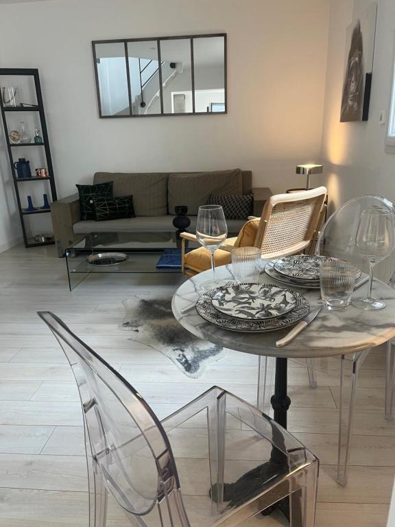 - un salon avec une table et des chaises dans l'établissement Maison Angers La Madeleine Rooftop, à Angers