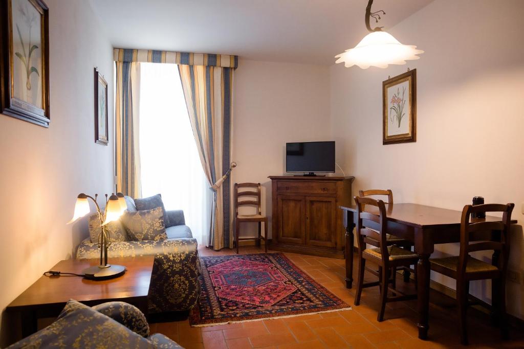 Televízia a/alebo spoločenská miestnosť v ubytovaní Dimora Palazzo La Fenice