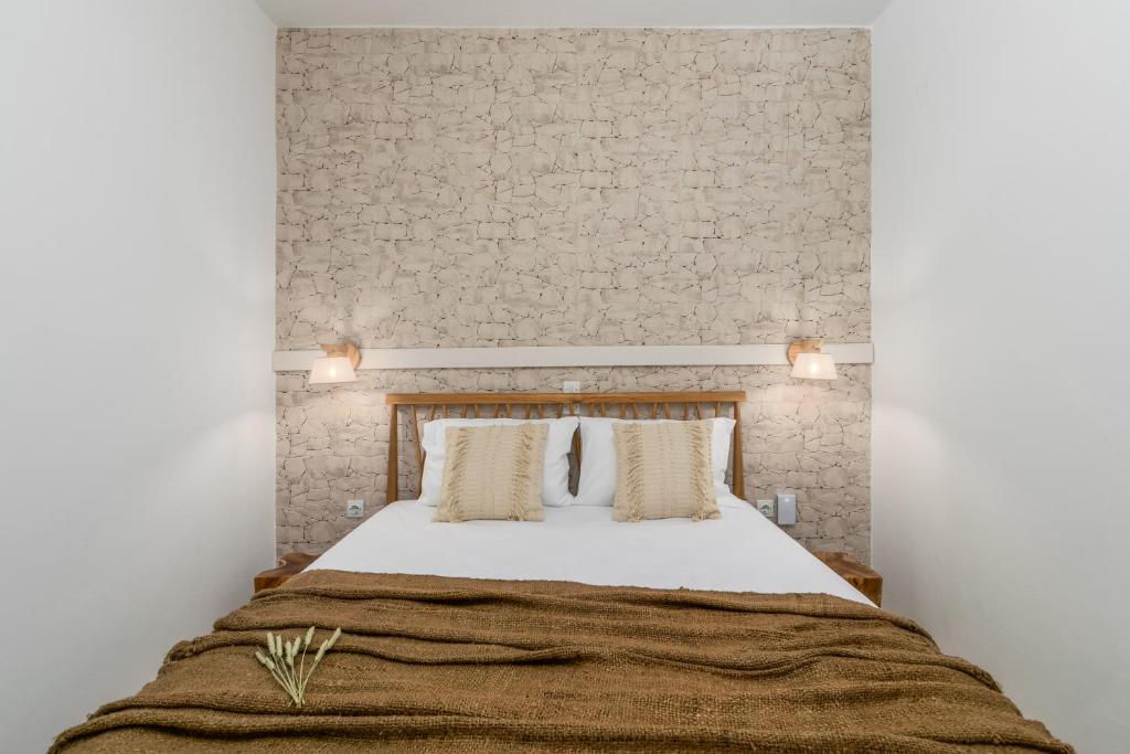 Postel nebo postele na pokoji v ubytování Kallia's Suites Milos