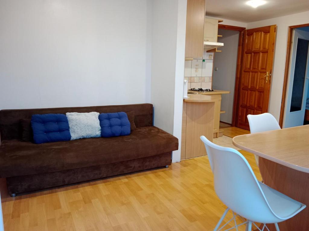 Kuchyňa alebo kuchynka v ubytovaní Owocowe Wakacje - Apartament nad jeziorem
