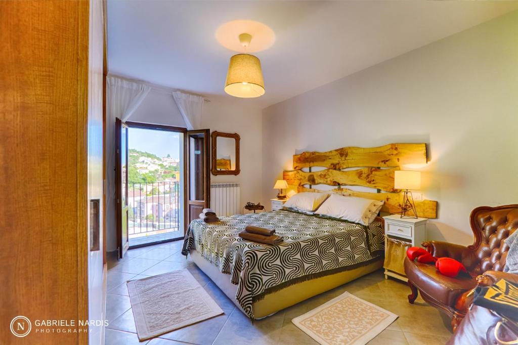 una camera con letto e balcone di Dimora Pianello 73 - Gran Sasso a Paganica