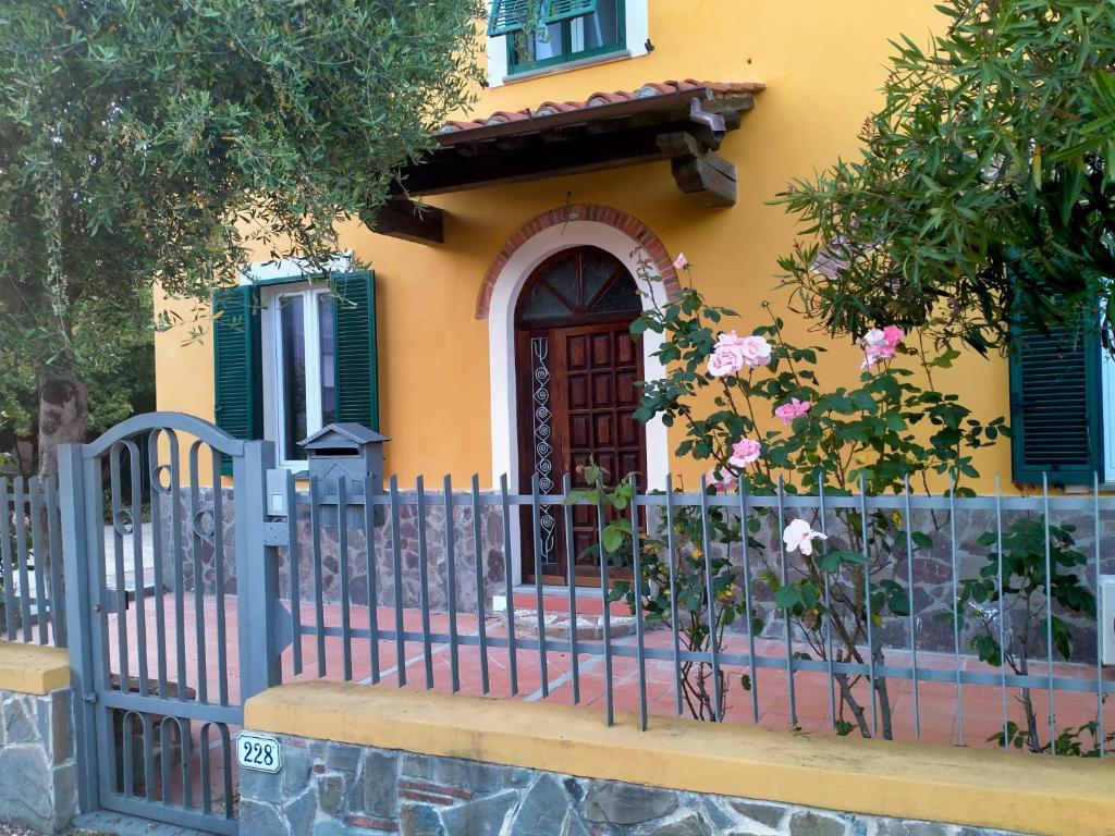 une clôture devant une maison avec une porte dans l'établissement il Cantuccio, à Lucques