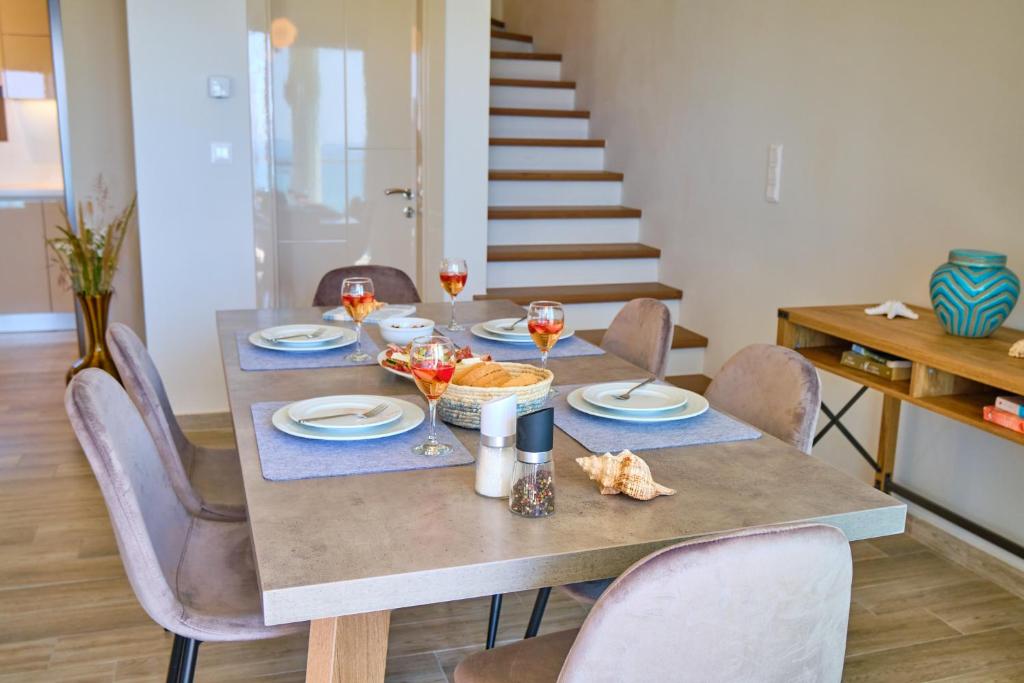 Posezení v ubytování Armikes Beachfront Suites Afionas