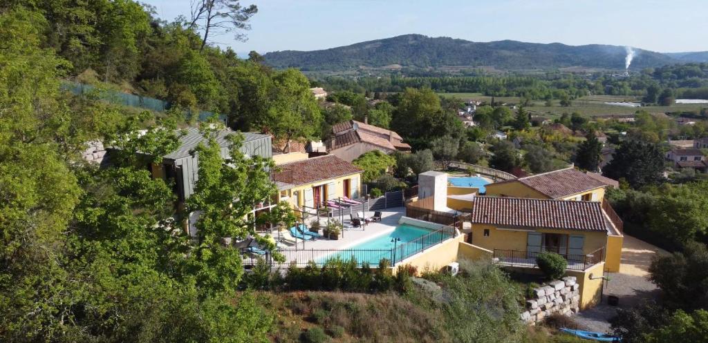 - une vue aérienne sur une maison avec une piscine dans l'établissement Gîtes Le Bouzet, à Salavas