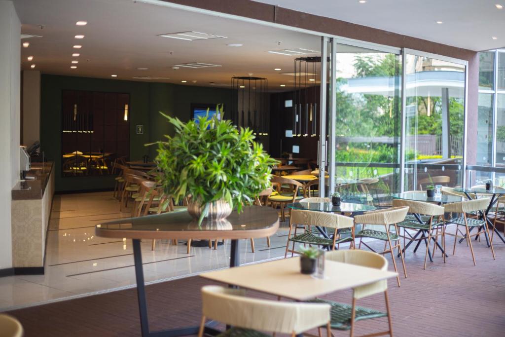 Restaurace v ubytování Hotel Estelar Blue