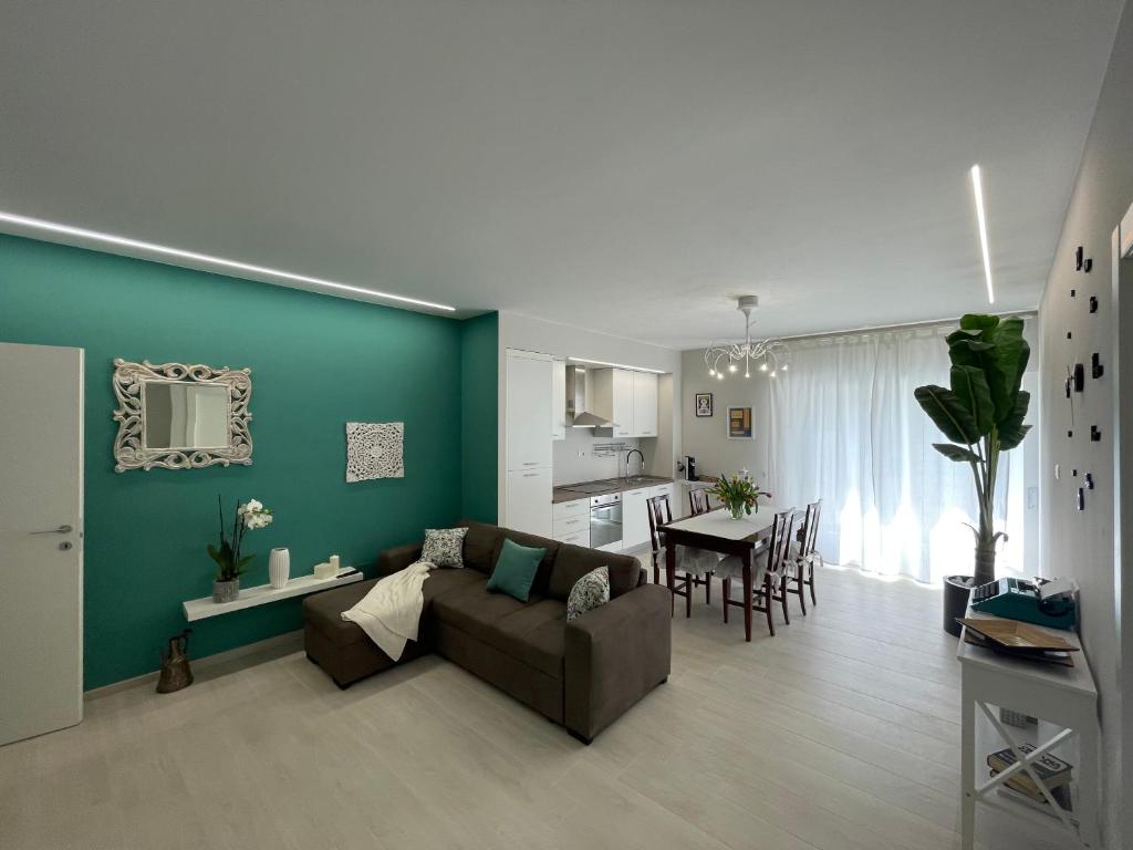 salon z kanapą i stołem w obiekcie Otium Rooms / Camere e Appartamenti w mieście Morrovalle