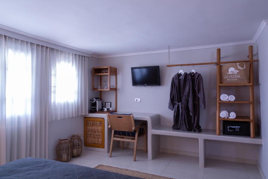 TV a/nebo společenská místnost v ubytování Glykeria Mini Suites