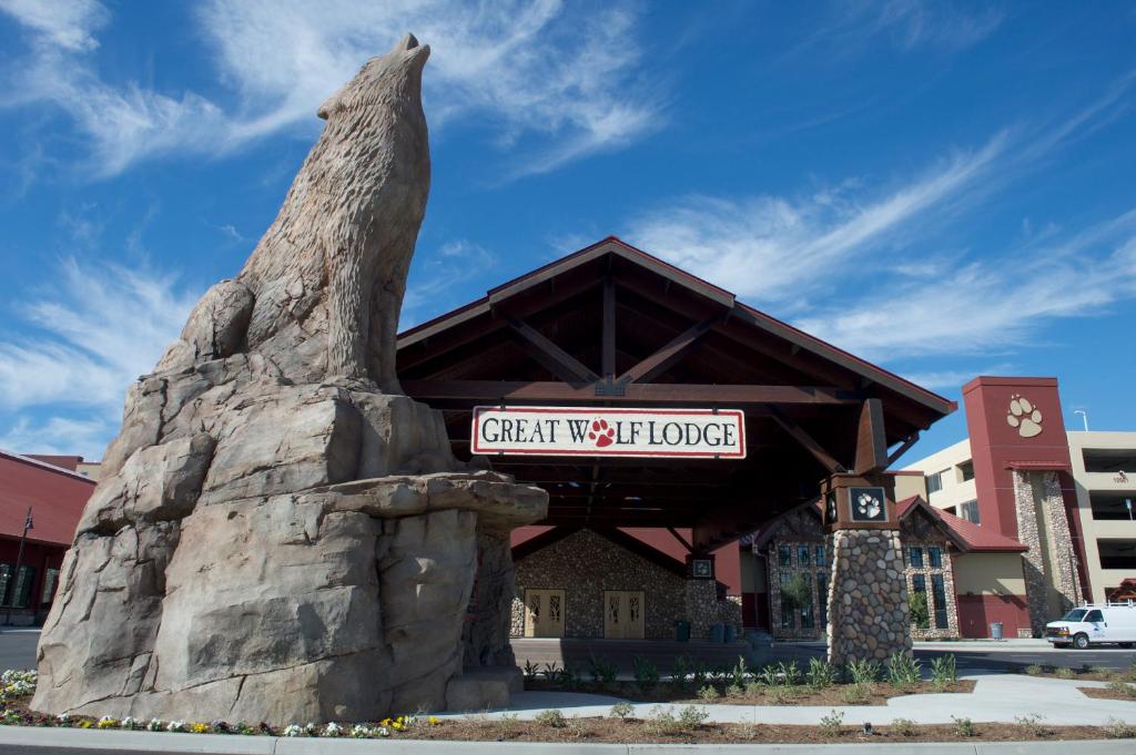 een bord voor een gebouw met een standbeeld bij Great Wolf Lodge Southern California in Anaheim