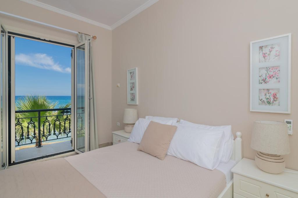 Postel nebo postele na pokoji v ubytování Villa Elizabeth - Seafront Classic Villa!