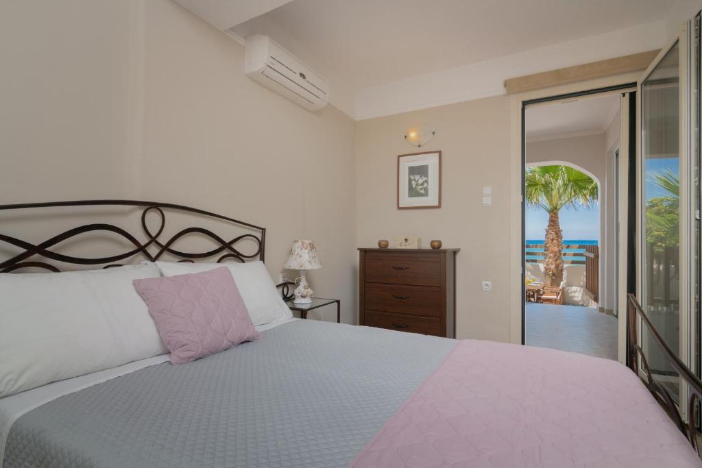 Postel nebo postele na pokoji v ubytování Villa Elizabeth - Seafront Classic Villa!