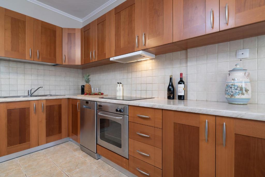 Kuchyň nebo kuchyňský kout v ubytování Villa Elizabeth - Seafront Classic Villa!