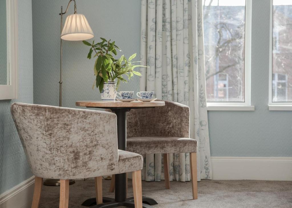 Gregory by the Warren Collection - Resim 17