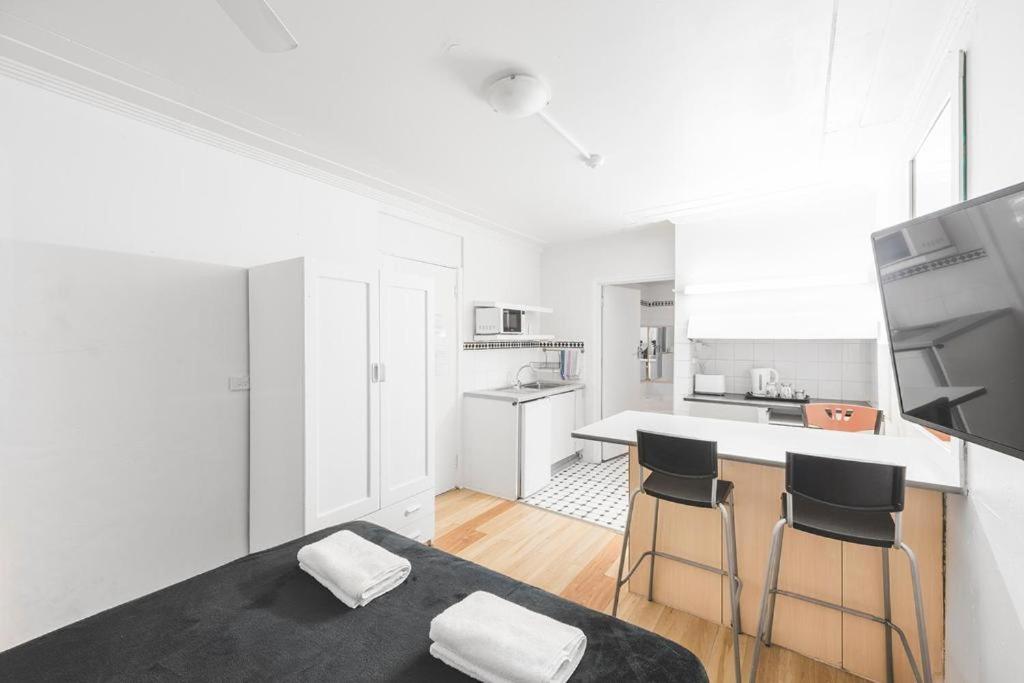 Kuchyň nebo kuchyňský kout v ubytování Manly Waves Studios & Apartments