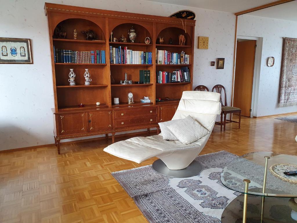 sala de estar con silla y estante para libros en Large apartment with 4 bedrooms, central location, en Tampere