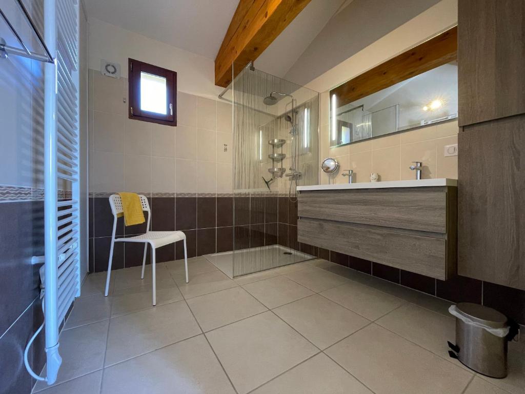 Koupelna v ubytování Gîtes Le Bouzet