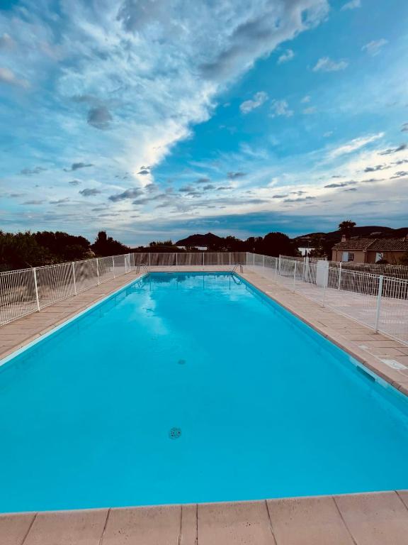 une grande piscine au sommet d'un immeuble dans l'établissement Studio vue mer, à Agay