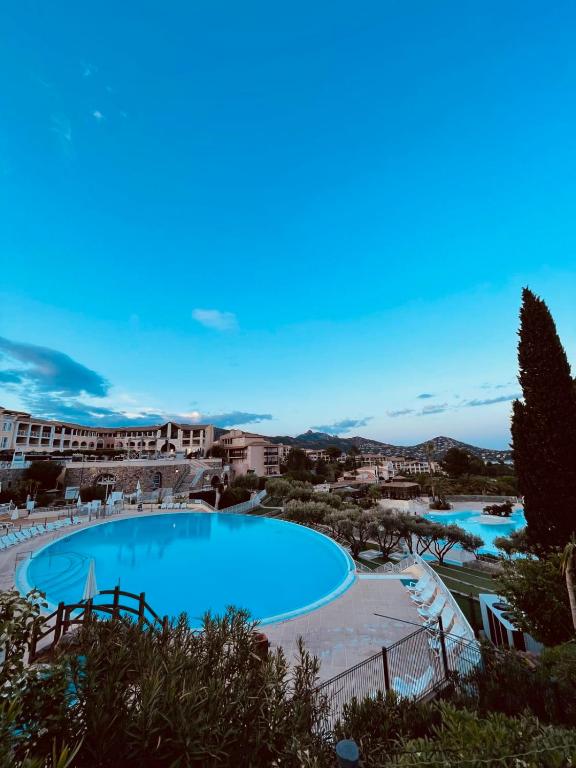 une vue d'une piscine dans un complexe hôtelier dans l'établissement Cap Esterel Studio Cabine  Vue Sur L'esterel  Réf C5 329, à Saint-Raphaël
