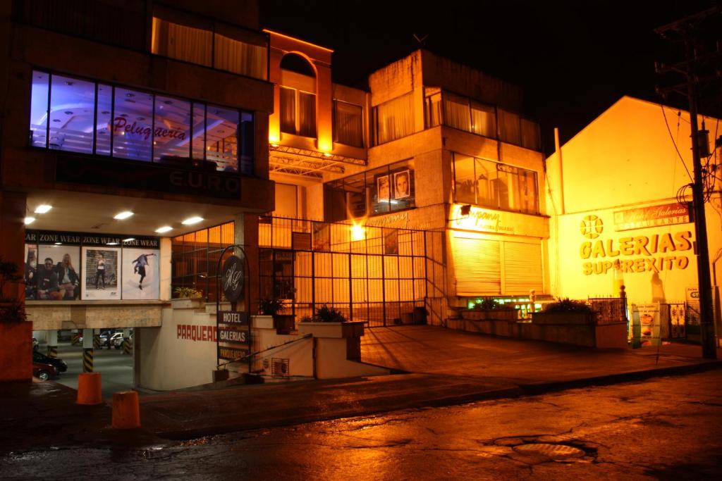 a building on a city street at night at Hotel Galerias Pasto in Pasto