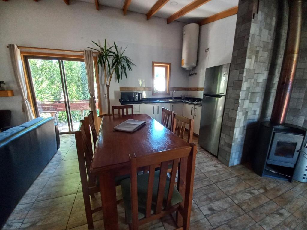 Cucina o angolo cottura di Cabañas Golem - Camino Termas de Chillán