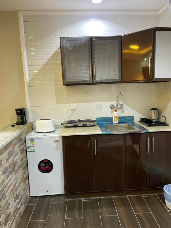 Kuchyň nebo kuchyňský kout v ubytování وشل للشقق المخدومة واحة الغروب سابقا Washal Serviced Apartments