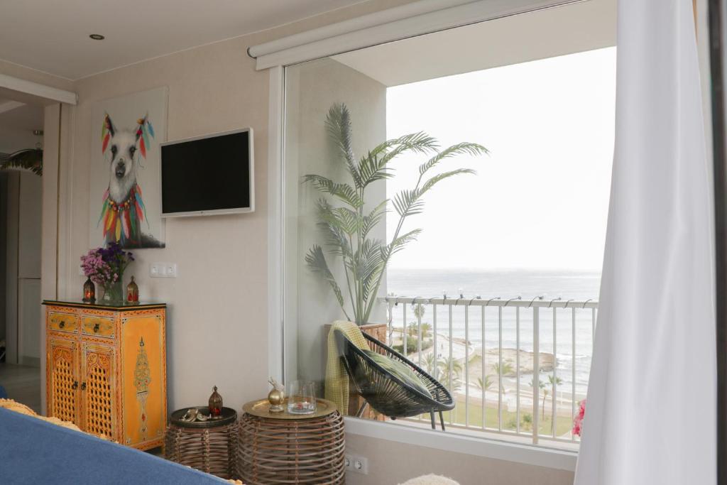 TV a/nebo společenská místnost v ubytování LOFT PLAYA SALINAS CALPE, Grupo Terra de Mar, alojamientos con encanto