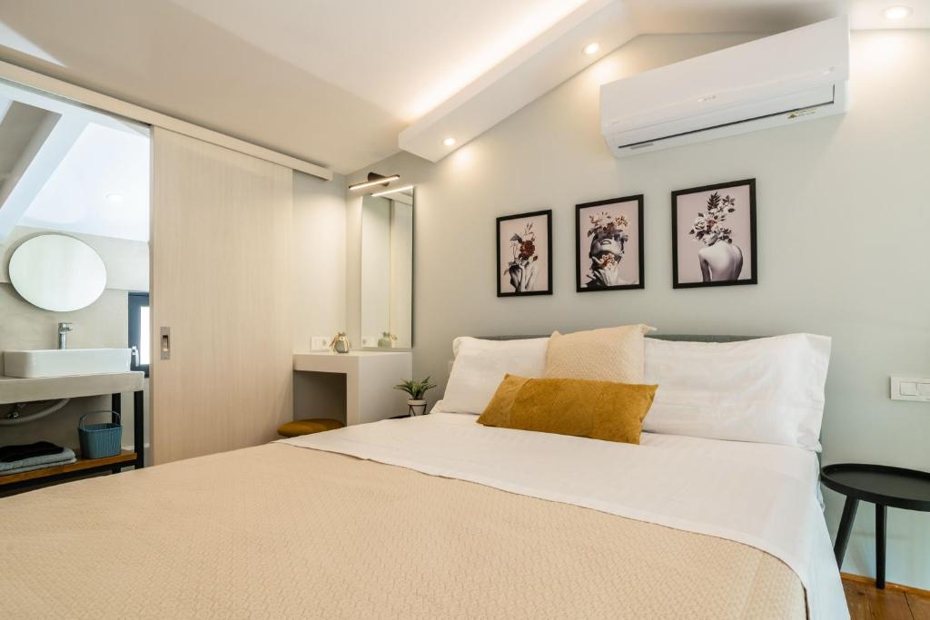 A bed or beds in a room at Bright & elegant loft suite in the city center