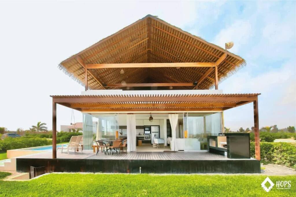 una casa moderna con tetto in vetro di HOP MALIBU exclusiva frente al mar de Chincha a Chincha Baja